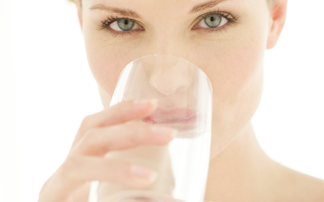 DESCUBRE LA IMPORTANCIA DE BEBER AGUA EN UN PROCESO DE PÉRDIDA DE PESO