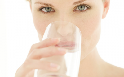 DESCUBRE LA IMPORTANCIA DE BEBER AGUA EN UN PROCESO DE PÉRDIDA DE PESO .